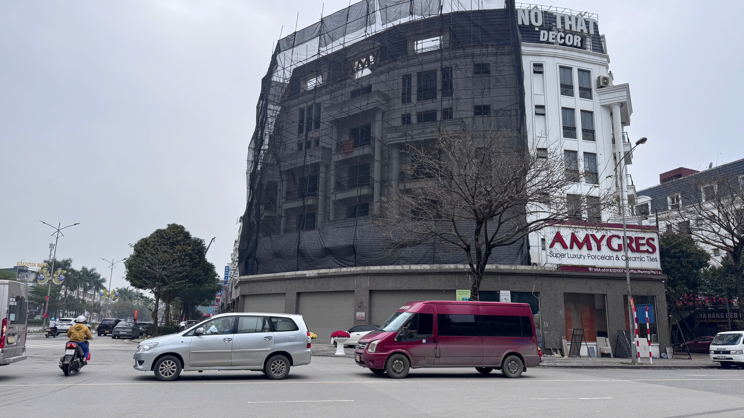 CHO THUÊ TÒA NHÀ LÔ GÓC VĂN PHÚ: MẶT TIỀN 30M ĐẮC ĐỊA