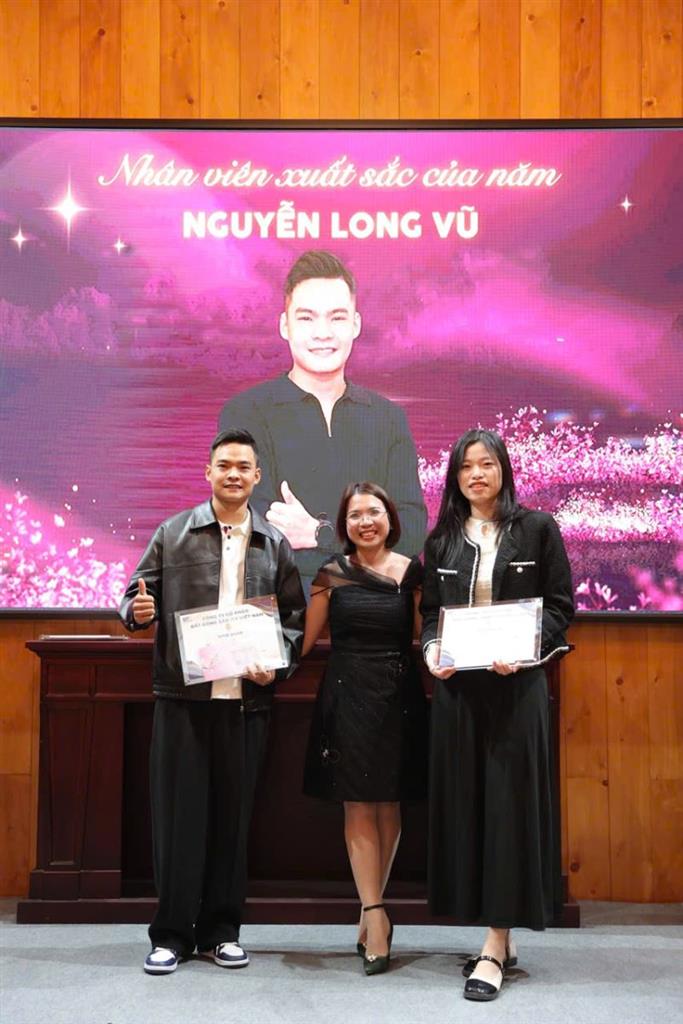 Trao thưởng cho nhân viên ưu tú tại Italand