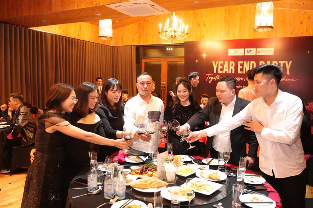 nâng ly chúc mừng 2025 trong Year End Party